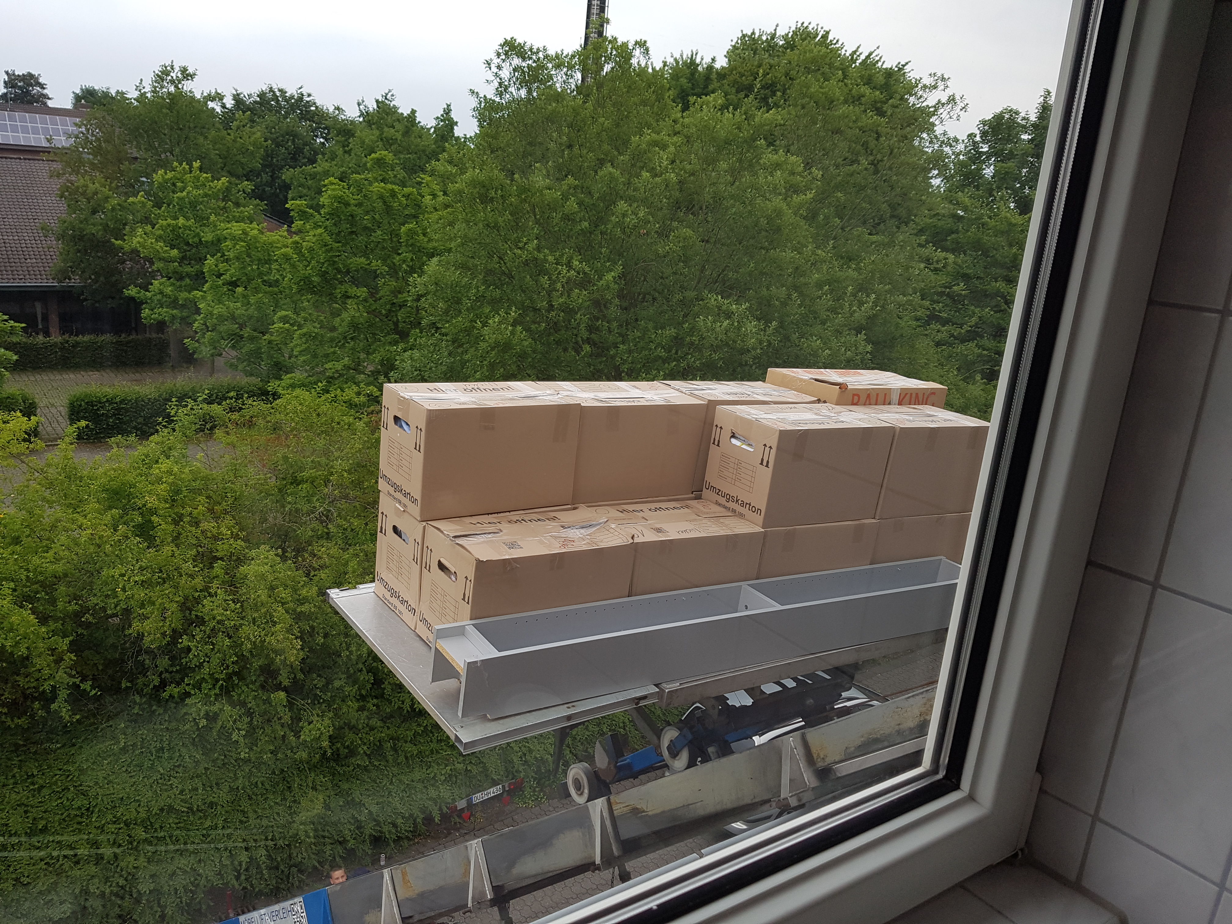 Möbellift mit Kartons am Fenster